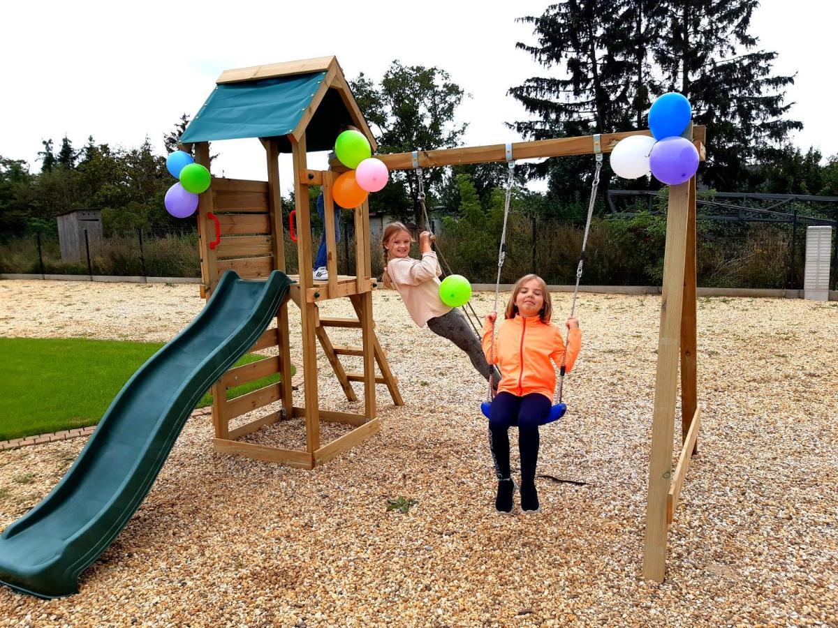 Boutique Odyseja & Spa Цехоцинек Екстериор снимка Children playing on a swing