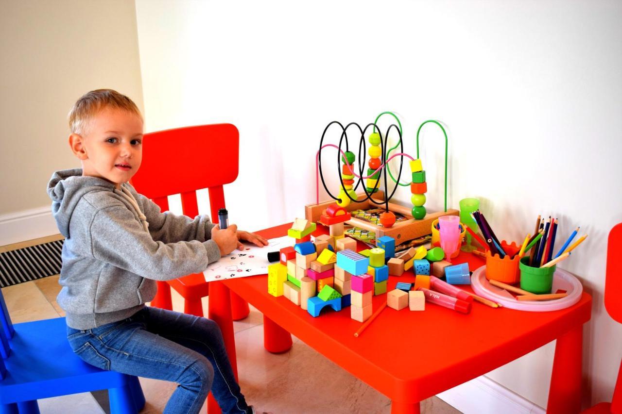 Boutique Odyseja & Spa Цехоцинек Екстериор снимка Child playing with toys