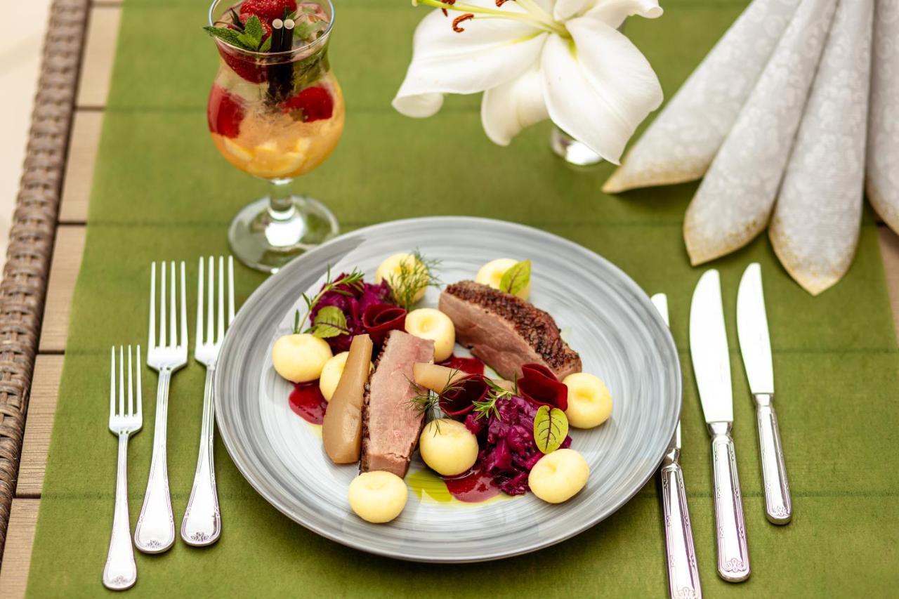 Boutique Odyseja & Spa Цехоцинек Екстериор снимка A duck confit salad