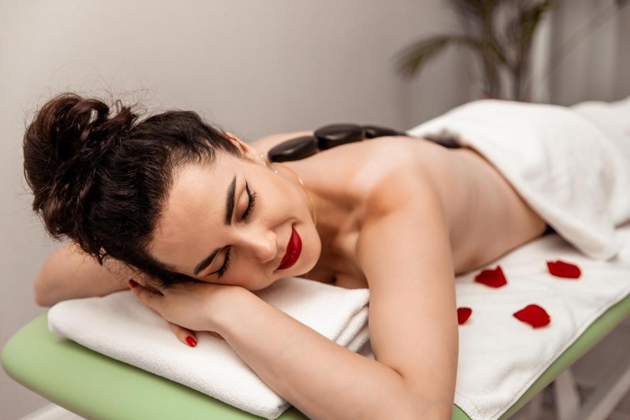 Boutique Odyseja & Spa Цехоцинек Екстериор снимка A woman receiving a hot stone massage