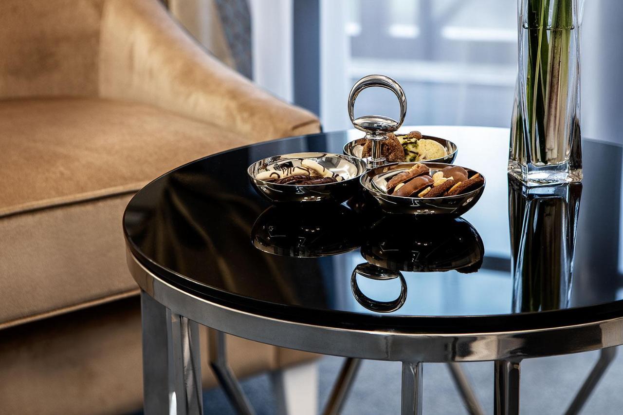 Boutique Odyseja & Spa Цехоцинек Екстериор снимка A table with a black glass top