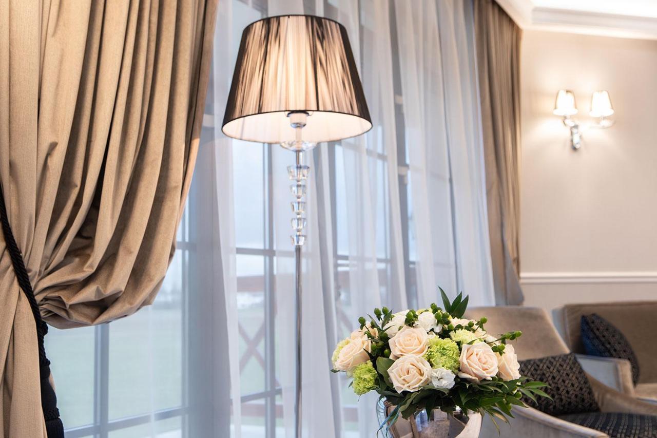Boutique Odyseja & Spa Цехоцинек Екстериор снимка A floor lamp
