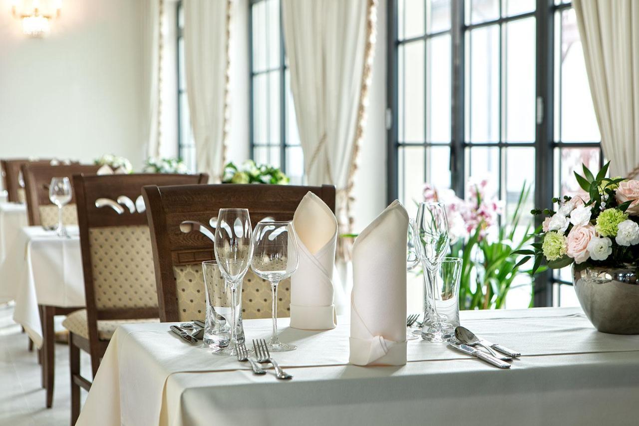 Boutique Odyseja & Spa Цехоцинек Екстериор снимка A table set for fine dining