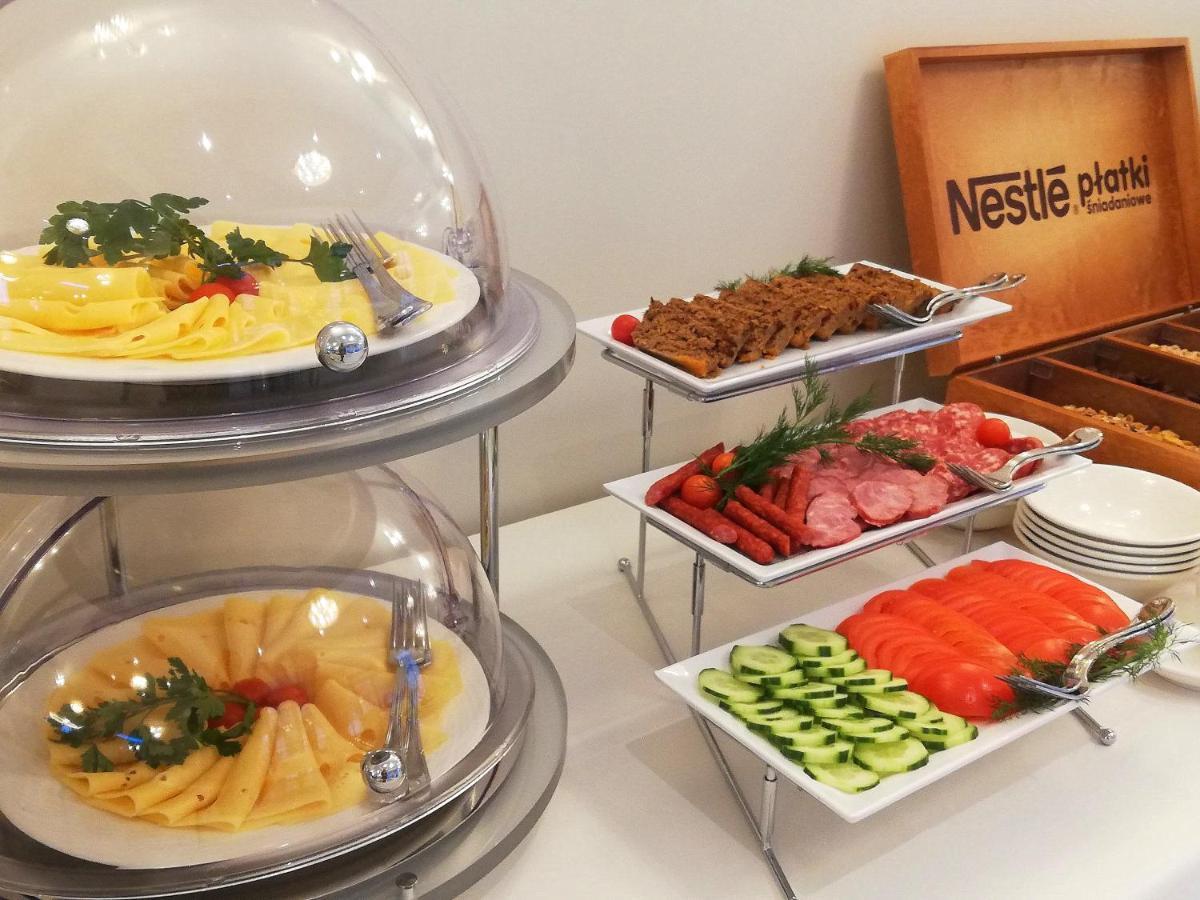 Boutique Odyseja & Spa Цехоцинек Екстериор снимка A buffet with a selection of food
